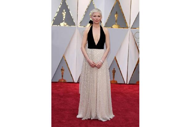 ...geht es uns bei Michelle Williams. Die vollbrachte in dieser Robe ein wahres Wunderwerk: Trotz XXL-Ausschnitt wirkte sie ...