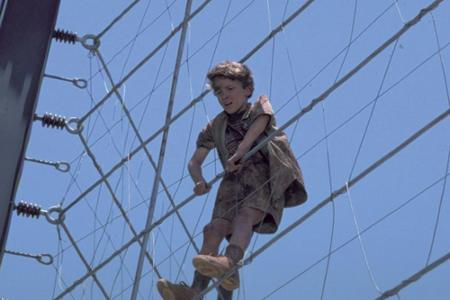 Joseph Mazzello (heute 34) war 1993 als Junge Tim oben auf dem Speiseplan der Dinos.