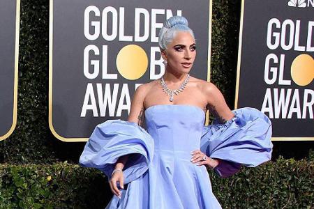 Nicht nur Lady Gagas Kleid schimmerte bei den Golden Globe Awards in zartem Blau, die Sängerin verpasste auch ihren Haaren b...