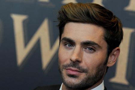 Zac Efron (31) kennen wir ansonsten eigentlich eher mit akkuratem Haircut, ordentlich in eine Richtung gestylt. Einzig für n...