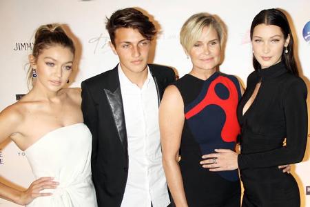 ...Gigi Hadid mit ihren 22 Jahren schon jeder auf der Welt kennt, ihre Mama Yolanda dagegen weniger, hätte man sich vor ein ...