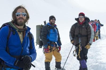 Zu ihren Kunden zählt unter anderem der reiche Texaner Beck Weathers, gespielt von Josh Brolin (r.). Die Geschichte des Film...