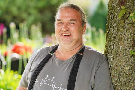 Sven (54) aus Brandenburg: Auf einem Vierseithof lebt er mit seinen Eltern und seiner 16-jährigen Tochter. 