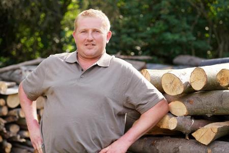 Christian (33) aus Niedersachsen: Er lebt mit seiner Mutter unweit seines Hofes. Im Haupterwerb arbeitet er als Landwirt in ...