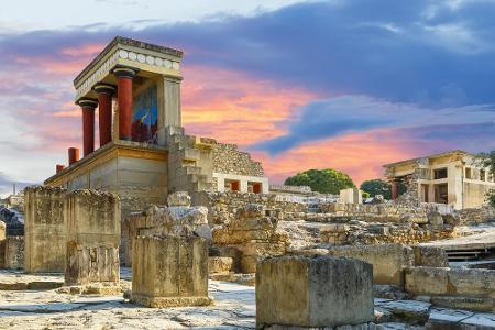 Die Ruinenstadt Knossos ist eine der bekanntesten Sehenswürdigkeiten auf Kreta. Der minoische Palast zieht den Massentourism... Die Ruinenstadt Knossos ist eine der bekanntesten Sehenswürdigkeiten auf Kreta. Der minoische Palast zieht den Massentourism...