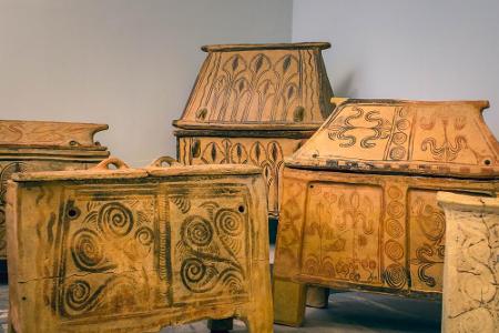 Während der Palast von Knossos veranschaulicht, wie die Minoer gelebt haben, gibt es die Ausgrabungsstücke hautnah im Archäo...