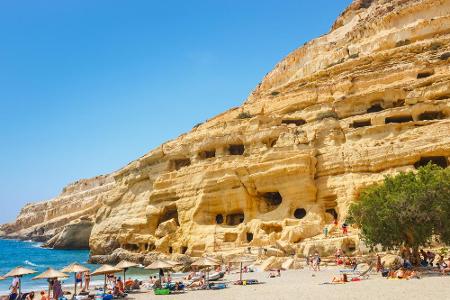 In der kleinen Bucht von Matala im Süden der Insel richtete sich ein kleines Grüppchen Hippies in jahrtausendealten Höhlen a...