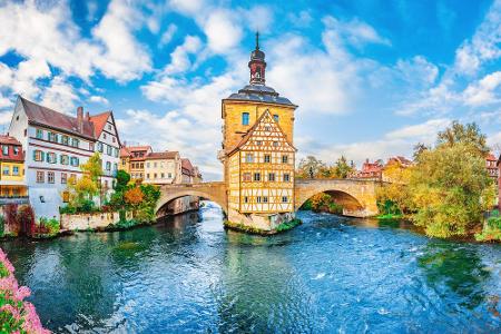 In Oberfranken liegt das wunderschöne Bamberg. Vor allem Bierliebhaber kommen hier auf ihre Kosten: Elf verschiedene Brauere...