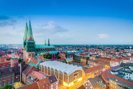 Ebenfalls eine hübsche Altstadt hat Lübeck zu bieten, die sogar zum UNESCO-Weltkulturerbe gehört. Auch der Museumshafen ist ...