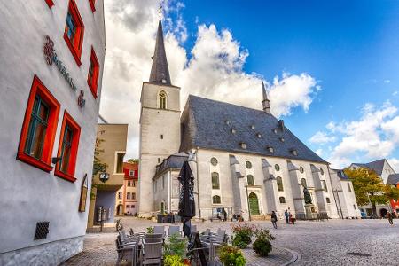 Nur ca. 15 Minuten Zugfahrt von Erfurt entfernt, liegt Weimar. Die Stadt von Schiller und Goethe ist deutlich kleiner als di...