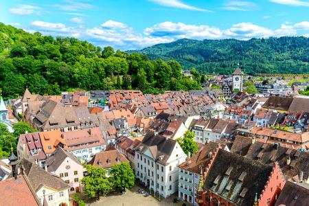 Vor allem im Frühling und Herbst ist Freiburg im Breisgau dank der milden Temperaturen ein beliebtes Reiseziel. Die schmalen...