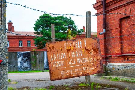 Lust einen Tag als echter Gangster zu leben? In Lettland ist das möglich! Dort gibt es ein Gefängnis-Hotel, in dem man das L...