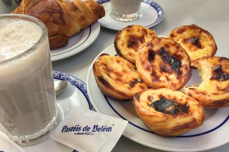 Ein weiteres Muss bei einer Reise nach Lissabon: Die besten Cremetörtchen der Stadt probieren. Und das sind die Pastéis de B...