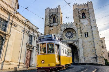 Lissabon ist die Stadt mit den sieben Hügeln - deshalb rumpeln hier Straßenbahnen rauf und runter. Die beste Stadtrundfahrt ...
