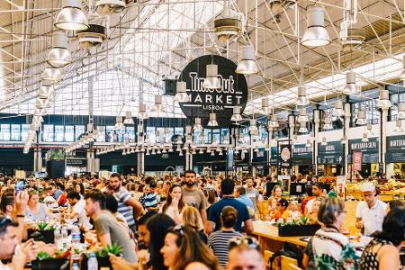 Gegenüber vom Bahnhof Cais do Sodré befindet sich die Markthalle Mercado da Ribeira. Mehr als 30 Essstände bieten hier alles...