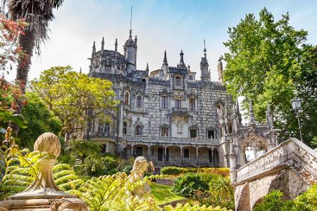 Der Ort Sintra wirkt, als sei er einem Märchen entsprungen. Die Kleinstadt, die ungefähr 25 Kilometer von Lissabon entfernt ...