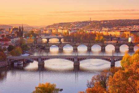 Prag gehört zu den schönsten Ecken in Europa. Hier kann man auch im Herbst wunderbar Gebäude bestaunen, die Prager Burg besu...