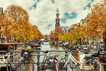 Grachten, Räder und Hausboote: Willkommen in Amsterdam! Die Innenstadt ist sehr kompakt, weshalb man alle Sehenswürdigkeiten...