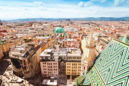 Bei kühleren Temperaturen im Kaffeehaus sitzen und das Treiben der Stadt beobachten? Genau dafür bietet sich Wien bestens an...