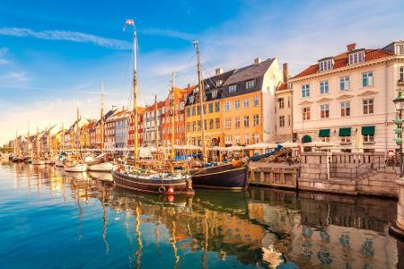 Der skandinavische Flair von Kopenhagen kann ebenfalls wunderbar im Herbst aufgesogen werden. Hier kann man zu Fuß oder auf ...