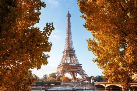 In einem wunderschönen Café sitzen und die letzten Sonnenstrahlen genießen: Das ist Paris im Herbst! Nicht nur die Modewoche...
