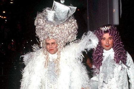 Seinen 50. Geburtstag feierten Elton John und sein späterer Ehemann David Furnish im Stil des Sonnenkönigs