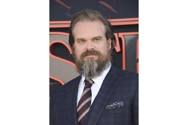 ...David Harbour spielt ihren Ziehvater, einen Polizeichef, der seine eigene Tochter an Krebs verlor und die junge Eleven ad...