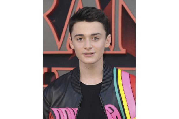 ...zweiten Staffel ist Noah Schnapp ein regelmäßiges Besetzungsmitglied der beliebten Serie. Er musste in den vergangenen Fo...