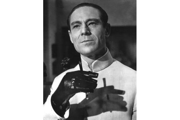 Der Vater aller Superschurken der Agentenfilme darf in dieser Liste natürlich nicht fehlen. Ein kleiner Sprung in die Vergan...