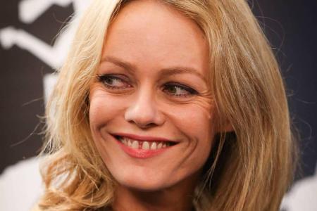 Model Vanessa Paradis (43) hat sich trotz Zahnlücke mit Johnny Depp (52) einen der heißesten Schauspieler geangelt. Beide wa...