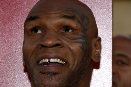 Mike Tyson hat in seiner Boxkarriere so manchen Schlag ins Gesicht wegstecken müssen. Ob das ein Grund für seine Zahnlücke ist?