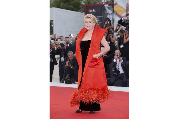 ...Catherine Deneuve zu sehen ist. Beide Grazien spielen Mutter und Tochter, die eine schwierige Beziehung zueinander pflege...