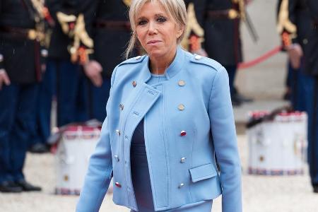Kleid und Tasche von Brigitte Macron zur Amtseinführung ihres Mannes Emmanuel waren eine Leihgabe von Louis Vuitton.