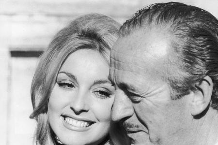Im September 1965: Die Schauspielstars David Niven (1910-1983) und Sharon Tate (1943-1969) entspannen sich auf der Terrasse ...