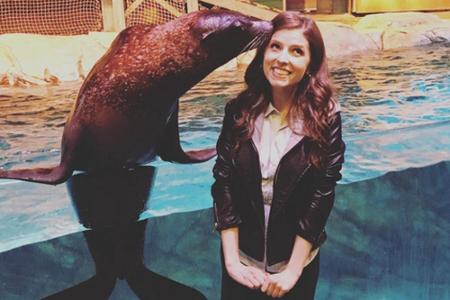 Anna Kendrick (32) schaute verlegen zur Seite, während ihr ein niedlicher Seelöwe einen Kuss auf die Stirn drückte.