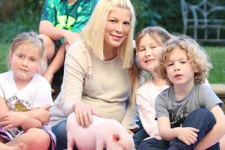 Tori Spelling (44) präsentierte der Instagram-Gemeinde ein Familienfoto der etwas anderen Art: Vor der Schauspielerin und ih...