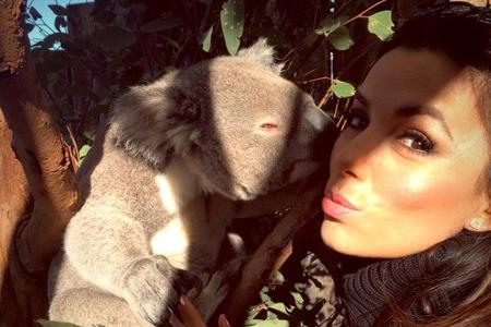 In Australien hat sich Eva Longoria (42) von einem Koala einen Schmatzer auf die Backe geben lassen.