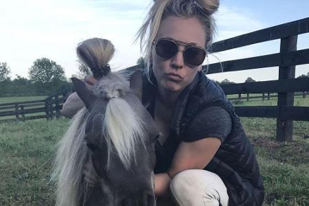 Kaley Cuoco (31) hat dieses süße Mini-Pferd Namens Smooshy aus einer Rettungsstation zu sich geholt und adoptiert. Nun kümme...