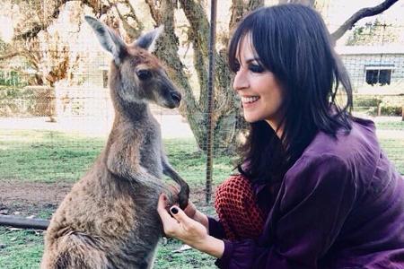 Was für ein tolles Pärchen: Pop-Musikerin Nena (57) hielt mit einem Beuteltier Händchen und tauschte verliebte Blicke aus.