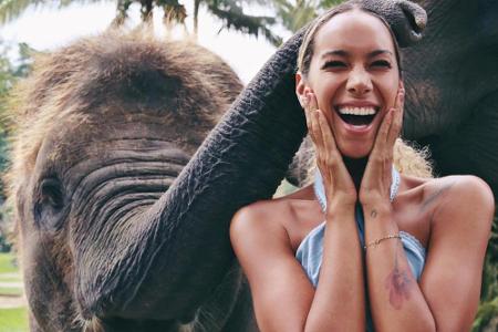 Während ein Elefant mit seinem Rüssel Leona Lewis' (32) Hinterkopf befühlte, lachte die Sängerin vor Freude und Aufregung.