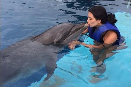 Kim Kardashian (37) spitzte ihre Lippen für einen feuchten Kuss mit einem Delfin.
