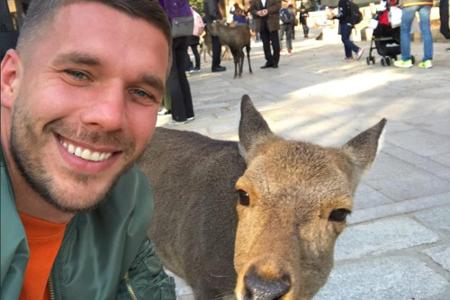 Aus Japan schickte Fußballer Lukas Podolski (32) tierische Grüße an seine Fans.