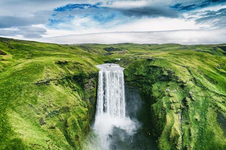 Der Skógafoss ist prädestiniert für Selfies oder als Postkartenmotiv. Mit einer Gesamthöhe von 60 Metern zählt der Wasserfal...