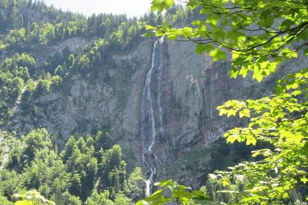 Der Röthbachfall im Berchtesgadener Land (Oberbayern) misst zum Beispiel stolze 470 Meter. Nahe des Königssees geht es für d...