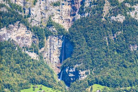 Nochmal ein gutes Stück höher sind die Seerenbachfälle am Schweizer Walensee. Ihre Gesamthöhe wird mit 585 Metern angegeben....