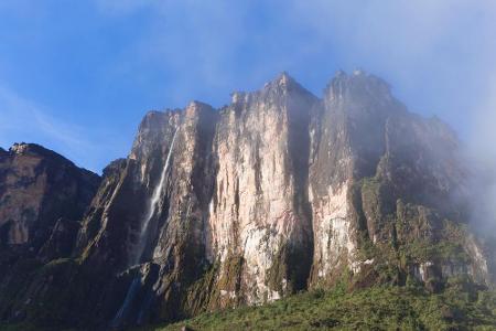 Die Reise geht natürlich auch nach Südamerika. In Venezuela, im Nationalpark Canaima, lässt sich der Salto Kukenan (610 Mete...