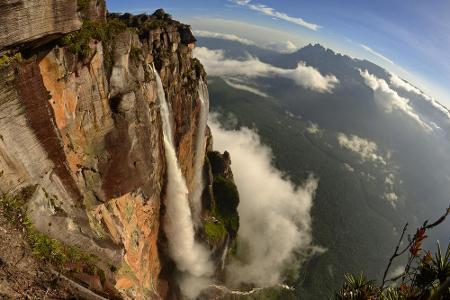 Wir bleiben in Venezuela, steigen aber etwas höher. Ohne eine einzige Stufe rauscht das Wasser des Salto Ángel 979 Meter hin...