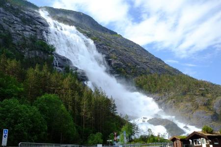 In Norwegen ist der Name Programm, denn dieses Monstrum am Akrafjord heißt Langfossen. Die gemessene Höhe des eindrucksvolle...