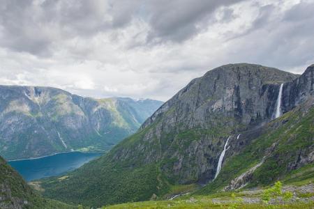 Zurück nach Norwegen, zu Europas höchstem Wasserfall, dem Mardalsfossen. Die Fallhöhe beläuft sich auf 655 Meter, davon geht...