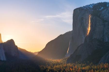 Womöglich noch schöner ist der feurige Wasserfall des Yosemite Nationalparks. Der Horsetail Fall verwandelt sich an nur weni...